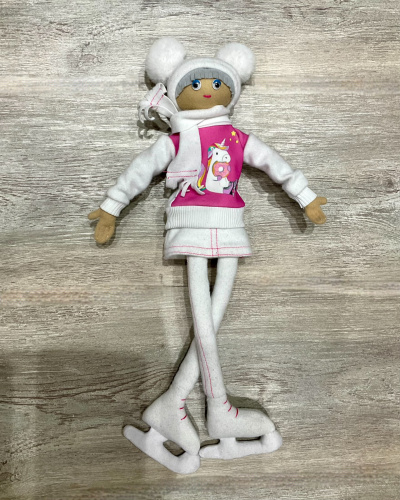 Кукла на коньках от дизайнера